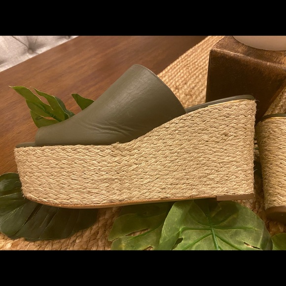 MK Platform Wedge - Picture 2 of 3